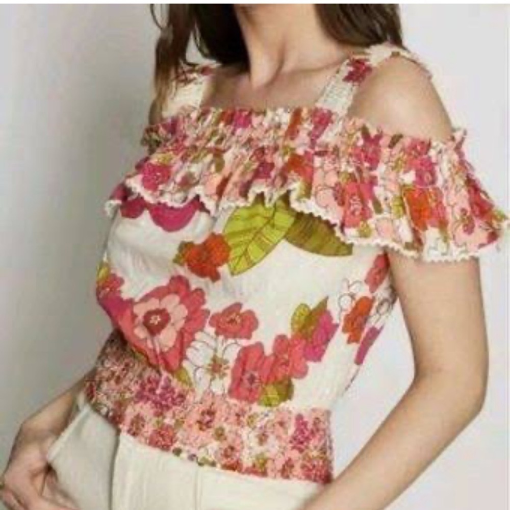 Love the label floral top size L
